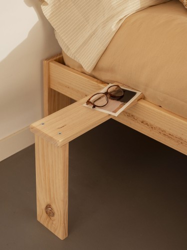 Comodino con gamba in legno | LUFE