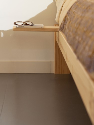 Comodino sospeso in legno | LUFE