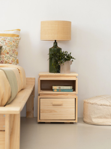 Mesita de noche con hueco y cajón de madera natural | LUFE