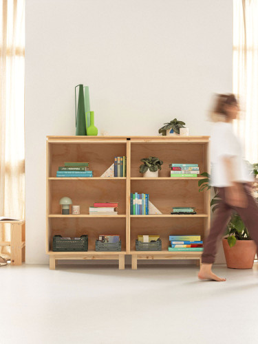 Scaffale basso in legno naturale con gambe | LUFE