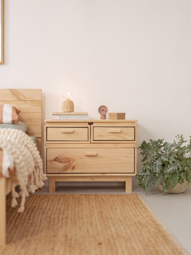 Mesa de cabeceira de madeira com 3 gavetas 78x62 LIBE | LUFE