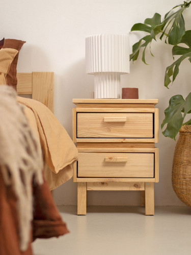 Comodino in legno naturale con cassetti