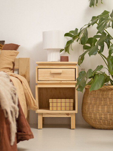 Comodino in legno naturale con contenitore