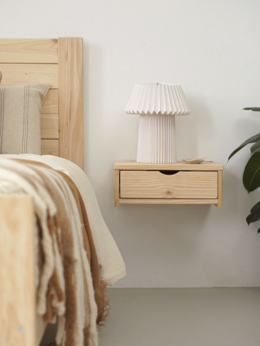 Comodino sospeso in legno naturale