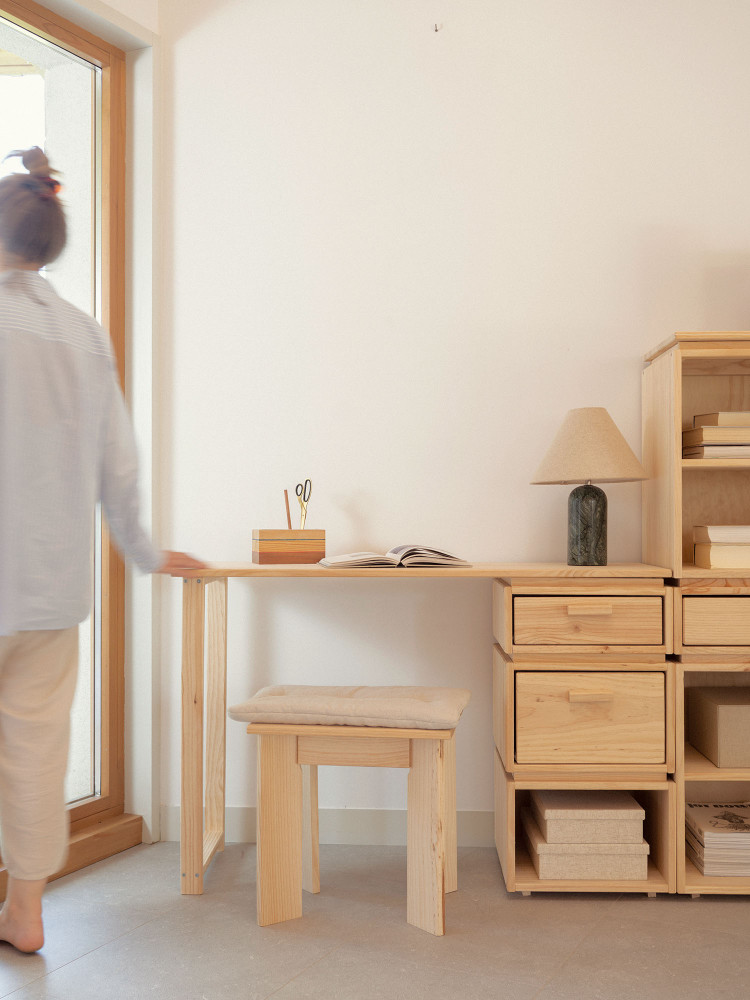 Bureau en bois de pin avec tiroirs et espace | LUFE 2