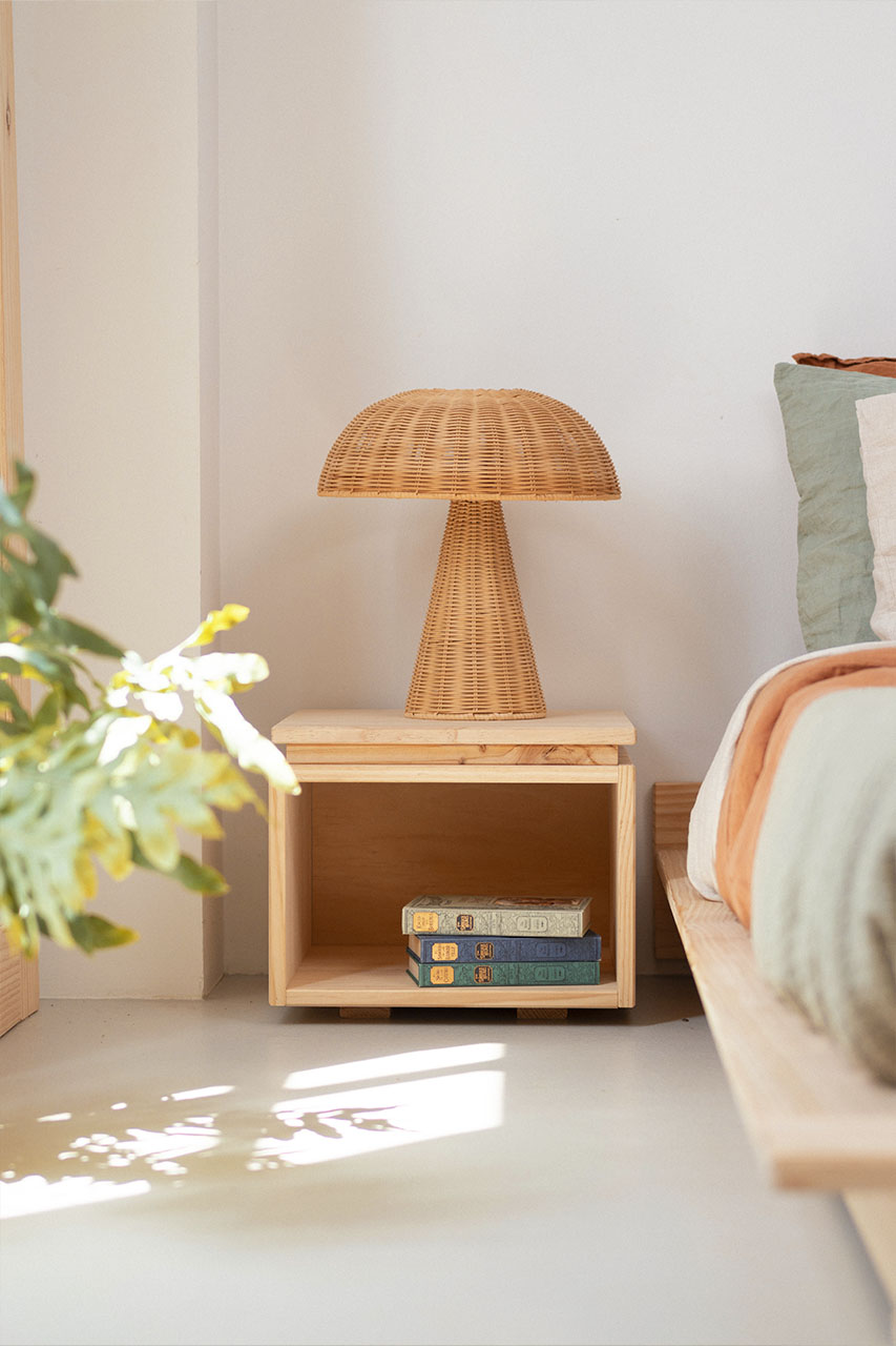 Imagen de ambiente 1 para:Mesita de noche pequeña de madera natural