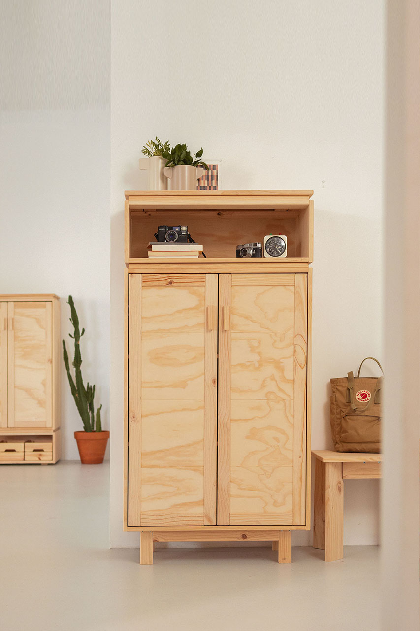 Imagen de ambiente 1 para:Armario de madera natural para el recibidor