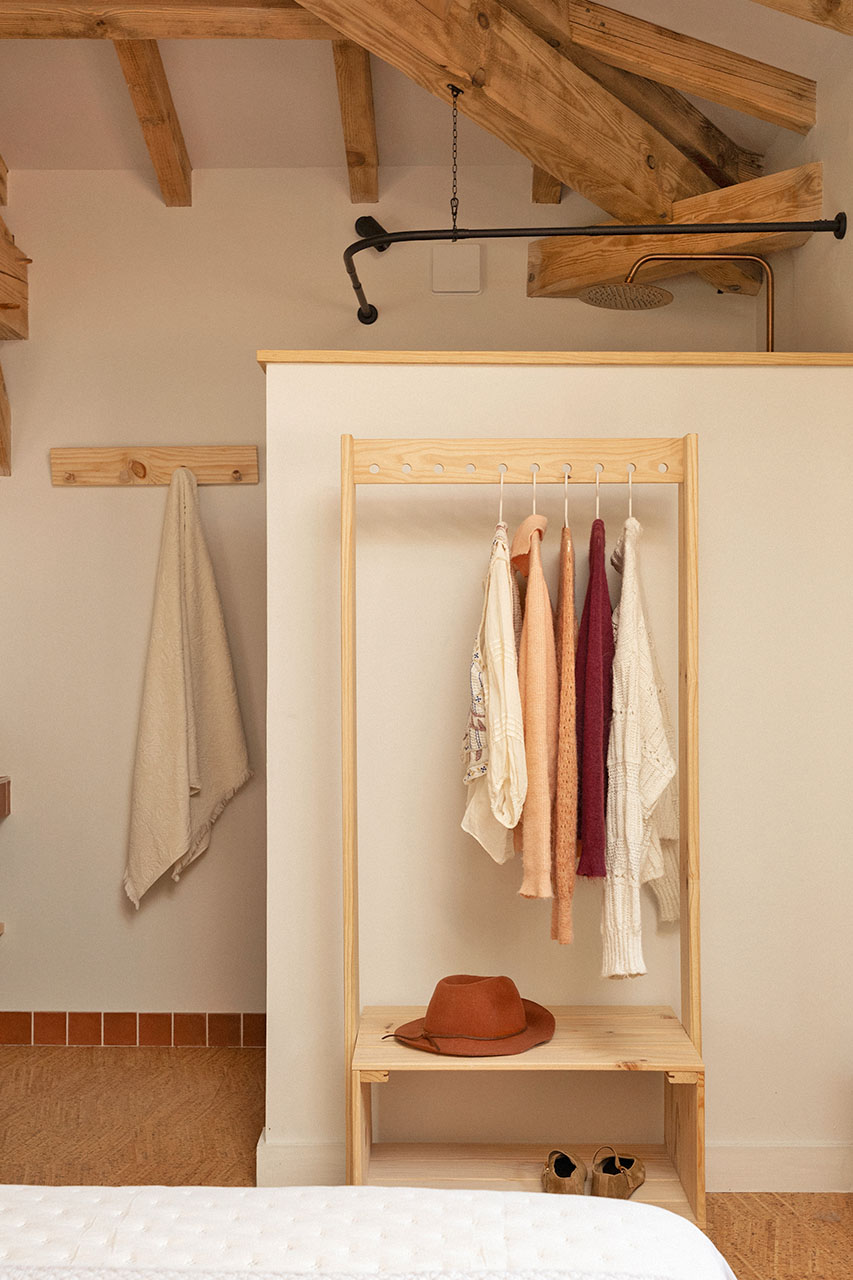 Imagen de ambiente 1 para:Perchero pequeño de madera de pino