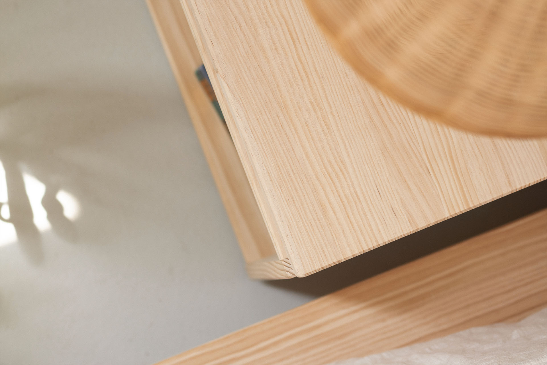 Imagen de ambiente 4 para:Mesita de noche de madera natural para camas bajas