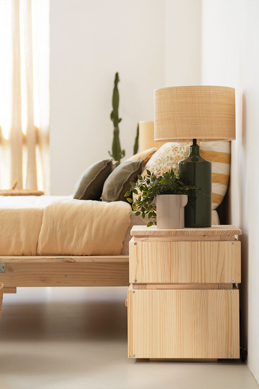 Imagen de ambiente 3 para:Mesita de noche con cajón de madera natural