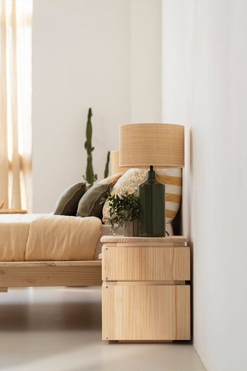 Imagen de ambiente 3 para:Mesita de noche con cajón de madera natural