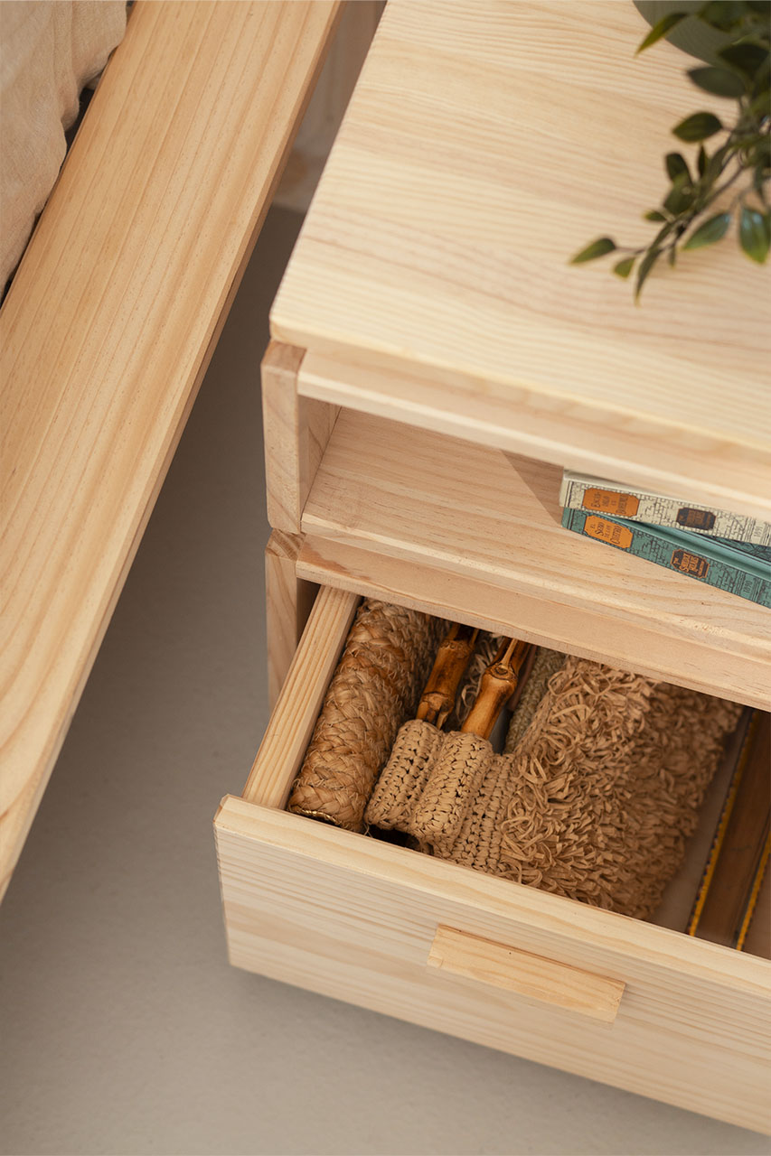 Imagen de ambiente 2 para:Mesita de noche de madera natural con almacenaje