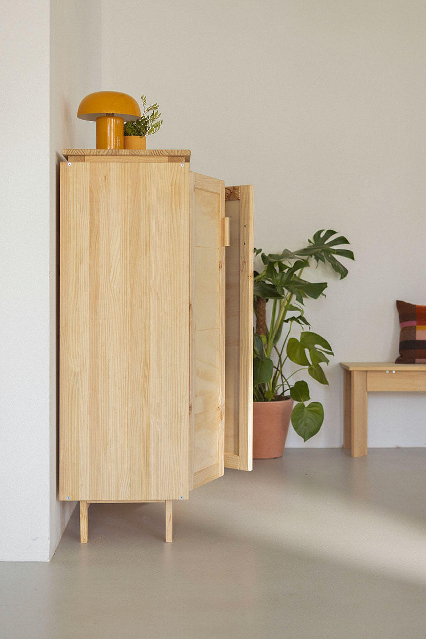 Imagen de ambiente 3 para:Armario bajo de madera de pino