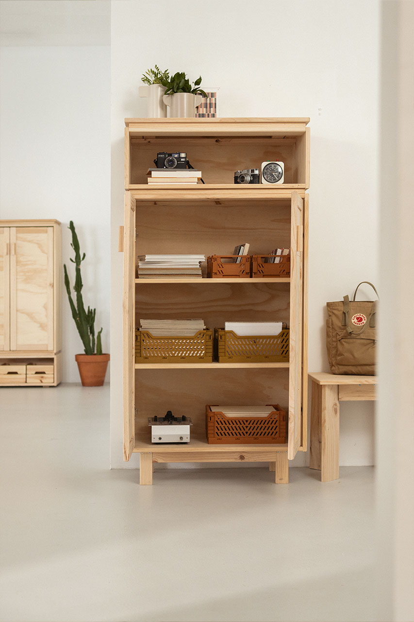 Imagen de ambiente 4 para:Armario de madera de pino para el recibidor