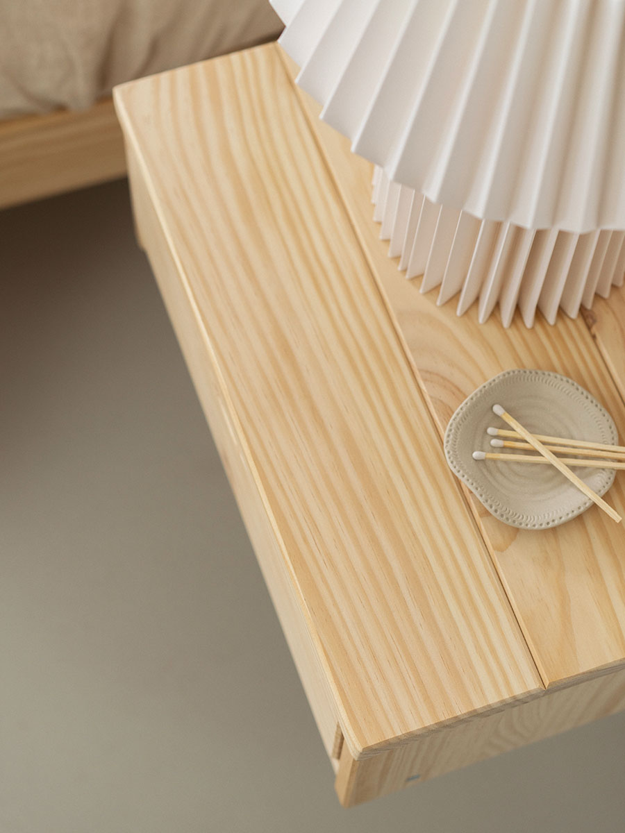 Tables de chevet et commodes en bois naturel